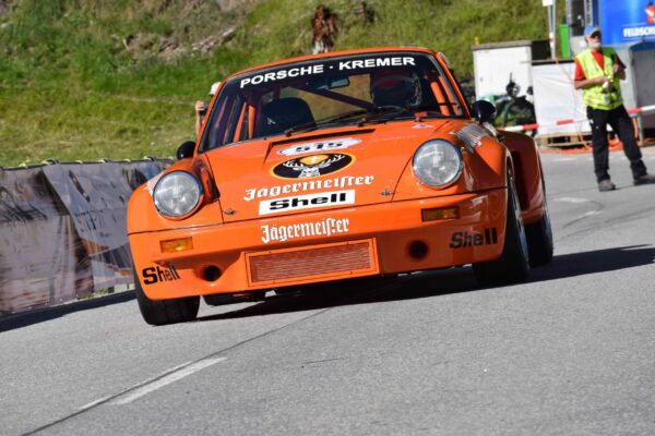 2023-19-Arosa-ClassicCar-Schweiz-Graubuenden-Erbacher911-Urs-Erbacher-Jaegermeister-Porsche-Carrera-RSR-Fabio-Scherer-0142